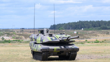 Un tanc de tip Panther de producţie germană este prezentat pe un poligon din Germania pe 14 iulie 2022.