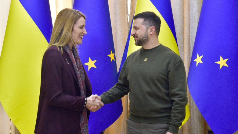 Preşedinta Parlamentului European Roberta Metsola şi preşedintele Ucrainei Volodimir Zelenski dau mâna în timpul unei întâlniri la Lvov, pe 4 martie 2023.
