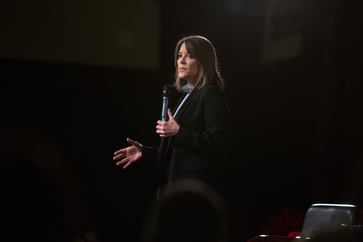 Fosta candidată democrată Marianne Williamson a intrat din nou în cursa pentru Casa Albă