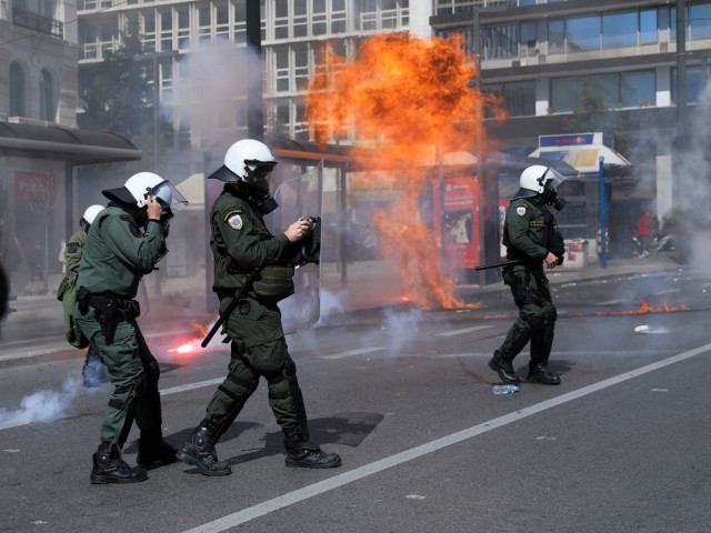 Χιλιάδες άνθρωποι βγήκαν στους δρόμους της Αθήνας.  Οι διαδηλωτές πέταξαν βόμβες μολότοφ, η αστυνομία απάντησε με δακρυγόνα