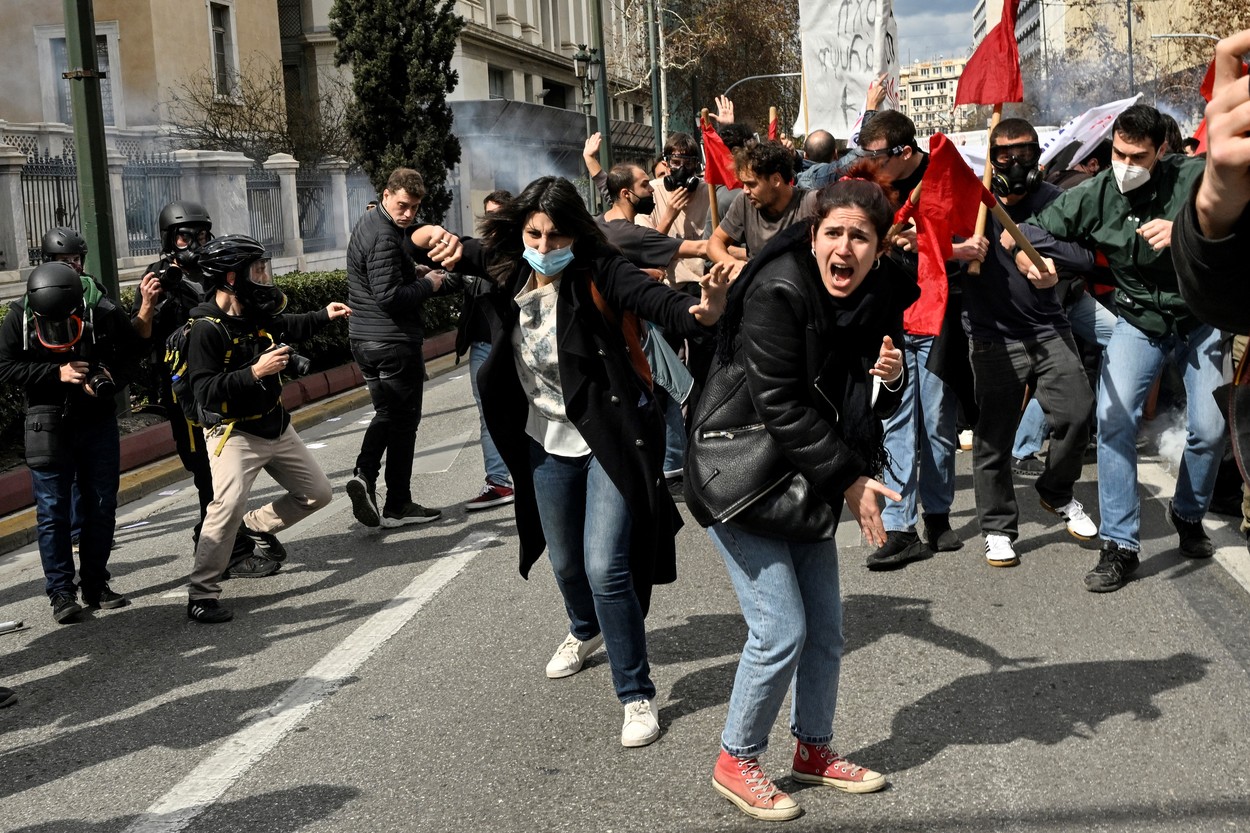 Mii de oameni au ieșit în stradă în Atena. Protestatarii au aruncat cu cocktailuri Molotov, poliția a răspuns cu gaze lacrimogene