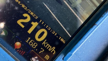 Un aparat de măsurare a vitezei arată cum o maşină circulă cu 210 kilometri la oră.