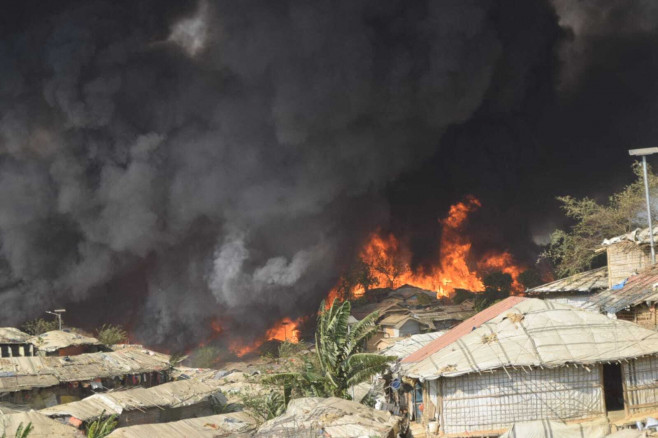 Incendiu devastator într-o tabără de refugiați rohingya din Bangladesh (2)