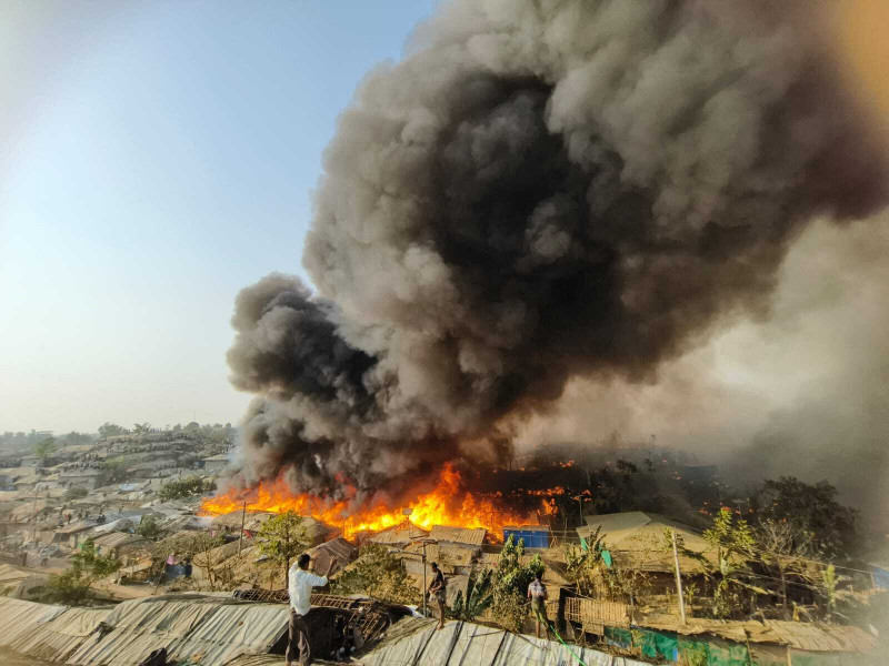 Incendiu devastator într-o tabără de refugiați rohingya din Bangladesh (5)