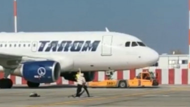 O femeie cu un copil mic a ajuns pe pistă în timp ce avionul se pregătea de decolare