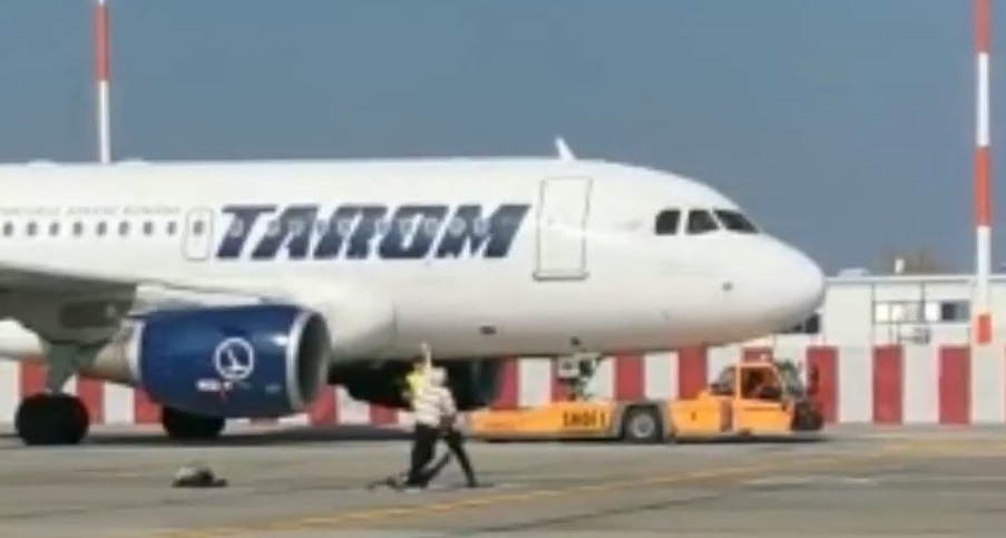 VIDEO Incident pe aeroportul Otopeni. O femeie cu un copil mic a ajuns pe pistă în timp ce avionul se pregătea de decolare