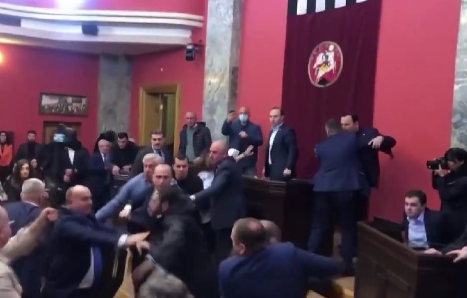 VIDEO Bătaie în Parlamentul Georgiei. O lege inspirată de la ruși a aprins spiritele între deputați