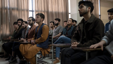 barbati la o universitate din afganistan