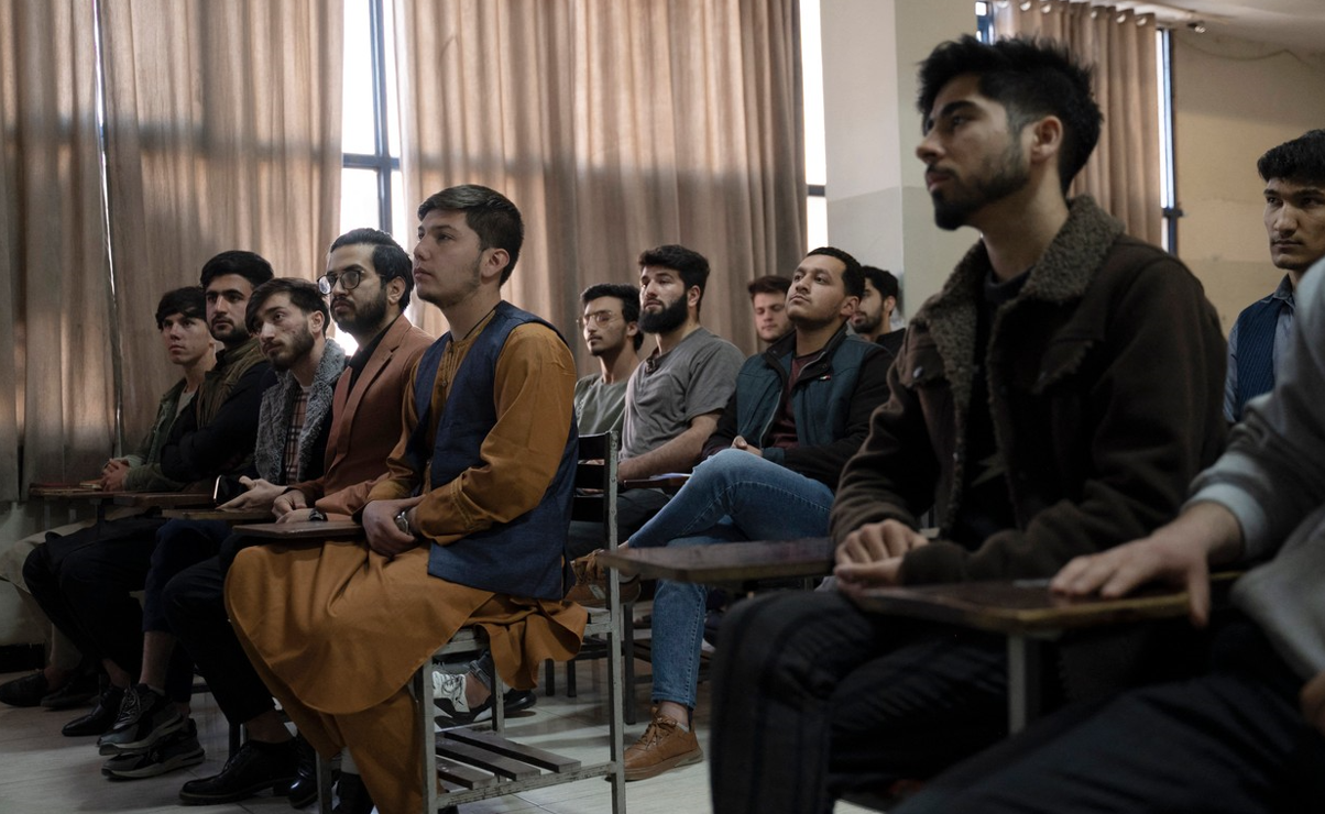 Bărbaţii au revenit luni pe băncile universităţilor din Afganistan, femeile nu