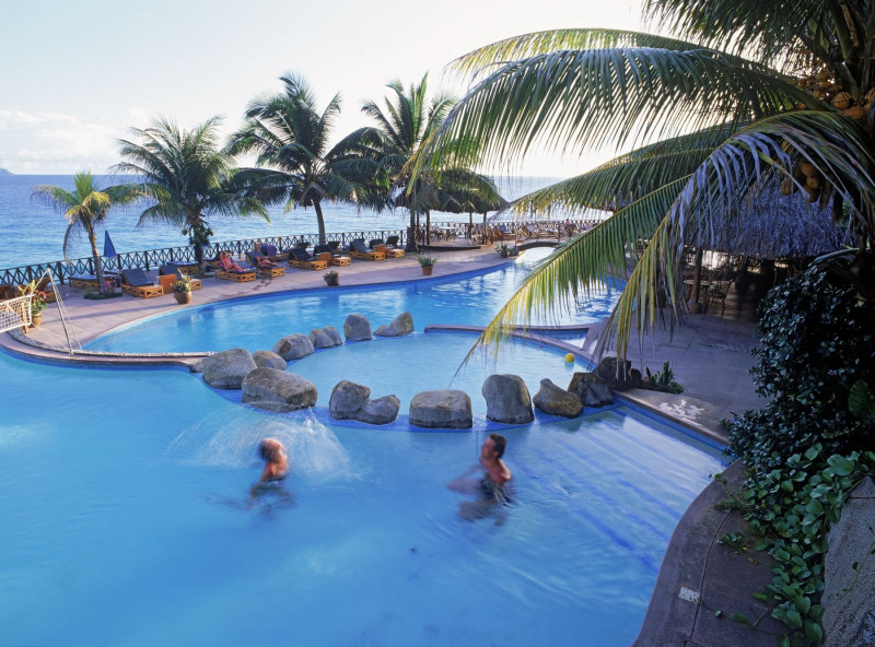 a piscina de um hotel de luxo nas Seychelles