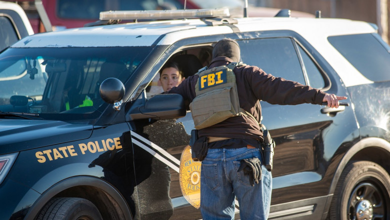 Un agent FBI discută cu un agent de poliţie în statul american New Mexico pe 2 februarie 2023.