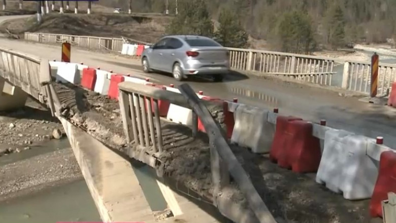 Un pod de pe Drumul Național 2N, din Vrancea, a fost proptit cu o prăjină de lemn ca să nu cadă