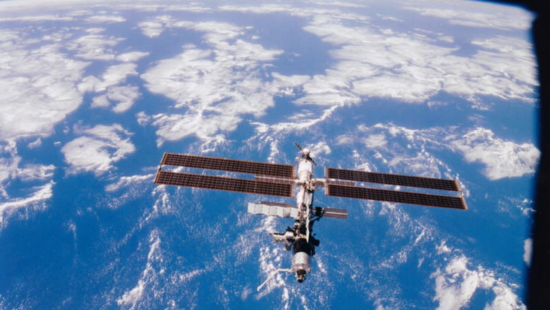Staţia Spaţială Internaţională orbitează Pământul. Fotografie realizată de pe capsula Endeavour între 5 şi 17 decembrie 2001.