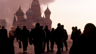 siluetele oamenilor care se plimbă în Piața Roșie de la Moscova