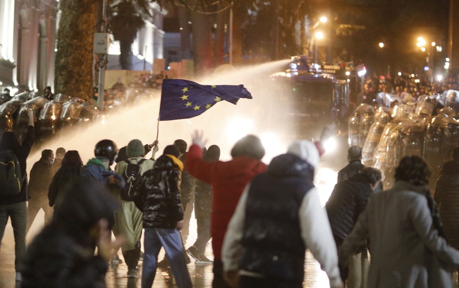 Proteste în Georgia față de proiectul „agenților străini” inspirat de la ruși. Poliția a folosit gaze lacrimogene și tunuri cu apă
