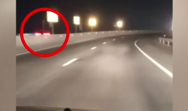 VIDEO. Un șofer a fost filmat când mergea pe contrasens pe DN 73: „Dă-i claxoane multe. Dă-i lung”