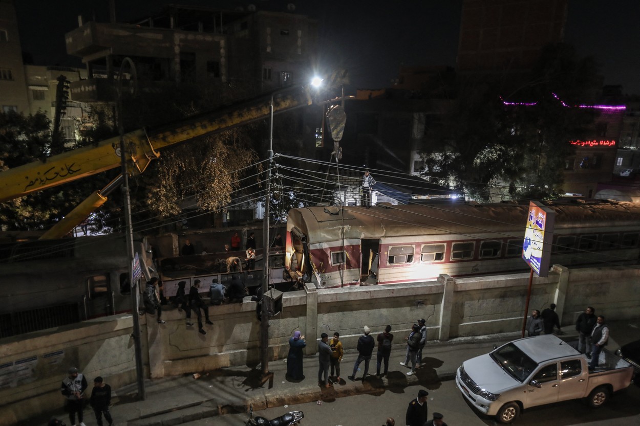 Doi morţi şi 16 răniţi, după ce un tren a deraiat în Egipt. Imagini de la locul accidentului