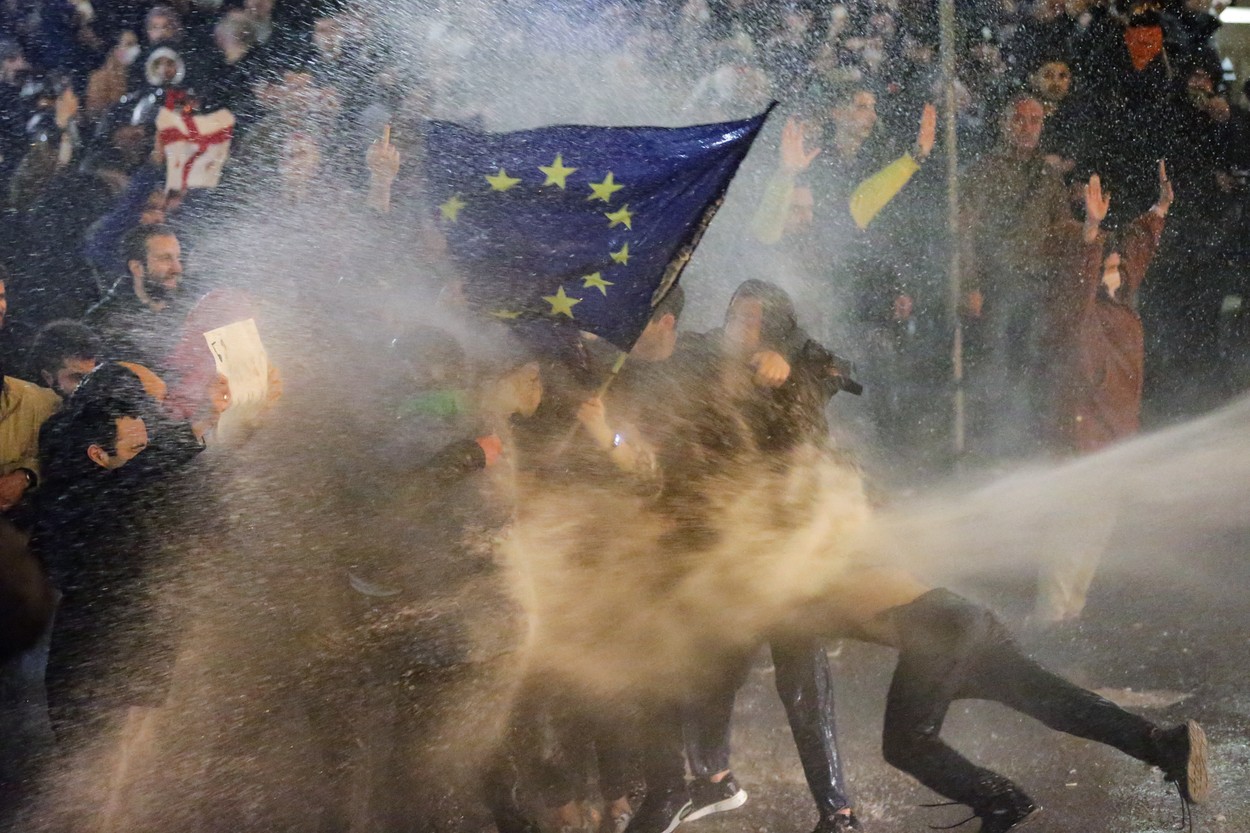 Partidul de guvernământ din Georgia retrage proiectul „agenților străini” inspirat de la ruși, după două nopţi de proteste violente