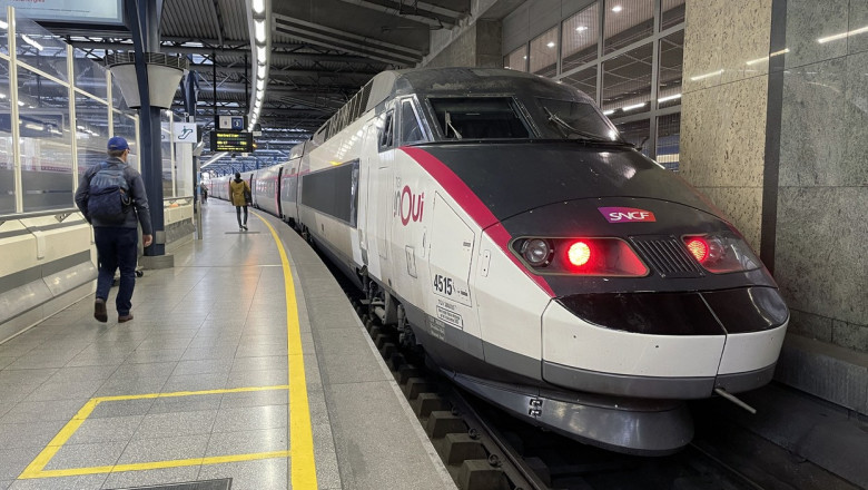 tren in statie de metrou la bruxelles