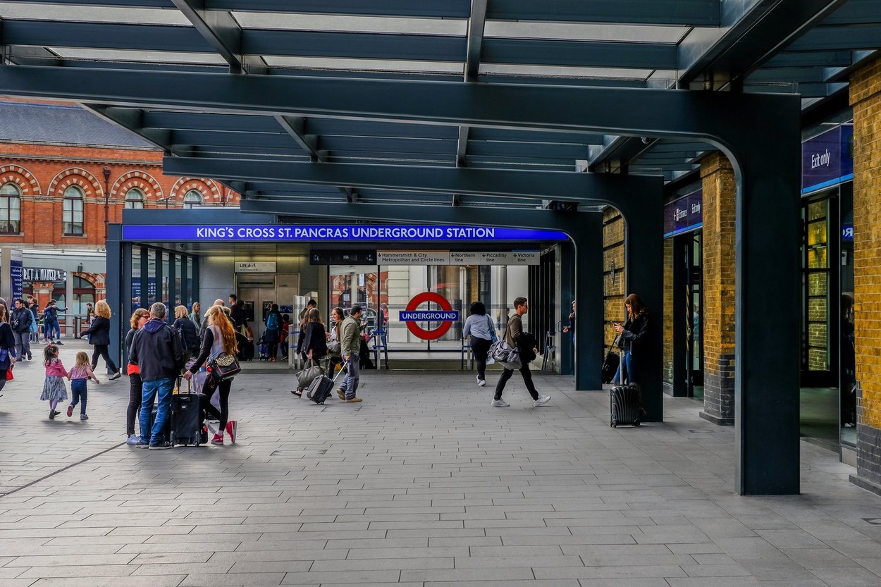 Un bărbat beat a încercat să arunce o tânără în fața metroului, la Londra. A susținut apoi că voia de fapt să se sinucidă