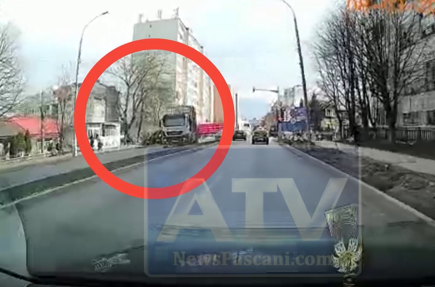 Momentul în care o remorcă plină cu lemne se răstoarnă. Buștenii căzuți pe trotuar au rănit 3 oameni