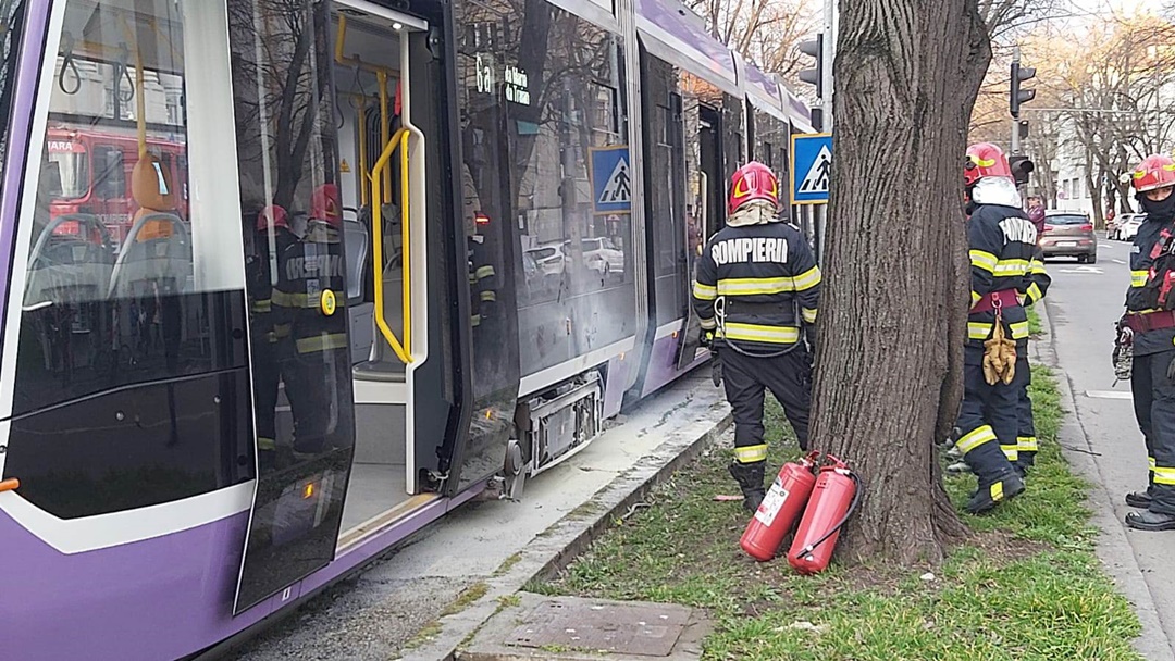 Un tramvai plin cu călători a luat foc în mers, în Timișoara. Vatmanul ceruse înainte să se retragă la depou