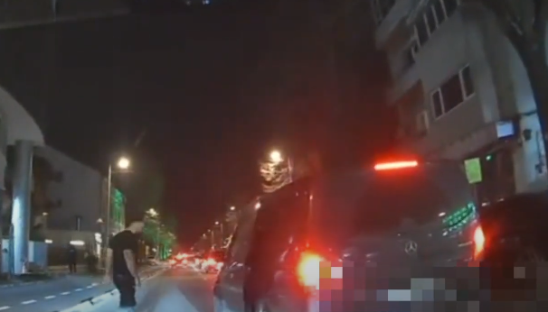VIDEO. Momentul în care scandalagiul din Constanța s-a luat de un șofer, dar a dat nas în nas cu mascați care au coborât din mașină