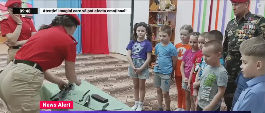 Propagandă cu „Miss Kalașnikov” în școlile rusești. Participante la concursuri de frumusețe le arată copiilor cum se asamblează o armă