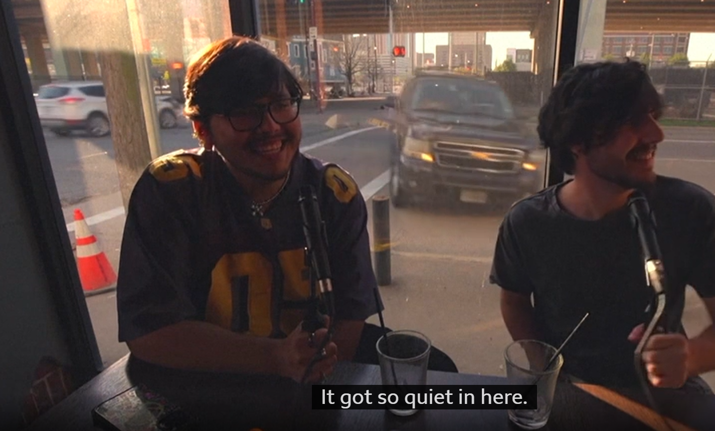O mașină a intrat într-o cafenea din Texas în timpul înregistrării unui podcast
