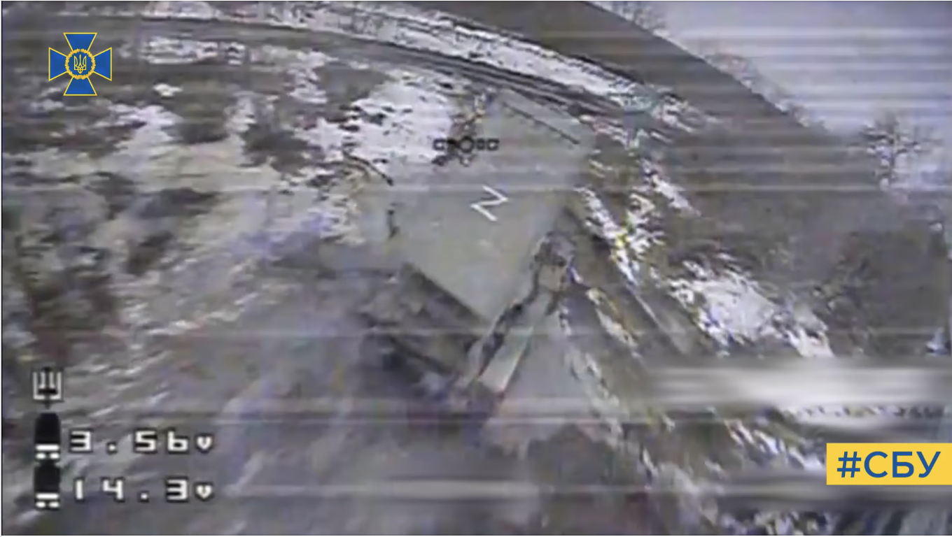 O dronă-kamikaze ucraineană distruge un lansator de rachete rusesc chiar în momentul în care trage împotriva ucrainenilor