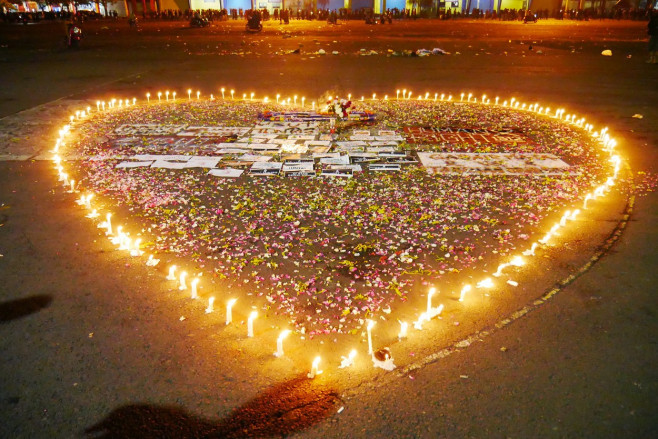 Football fans, candle flame shaped, l sign of love , condolences, victims of the riots and the raid on a football match, the Kanjuruhan Stadium in Malang, East Java, According, team following riots and soccer raids, killed 125 people. Police, stop, f