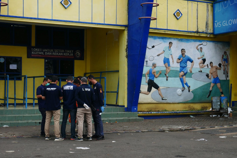 The condition; outside and inside; the Kanjuruhan Stadium; the riot that killed; victims; Malang; East Java; Tragedy; football supporters'; shoes; clocks and others; facilities damaged; Indonesian football; imourning; Arema vs. Persebaya match; 129 people