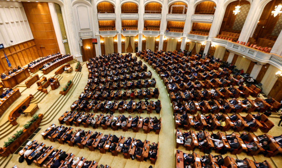 VIDEO. Urările unor politiceni români pentru femei, de 8 martie, s-au transformat în jigniri. Un senator AUR a menționat și amantele