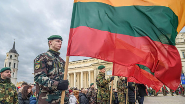 Vilnius, Lithuania. 01st Jan, 2023. Lithuanian servicemen stand in the guard of honor while holding Lithuania flags during the solemn ceremony in honor of the National Flag Day on the Cathedral Square in Vilnius. Every year on January 1st, Lithuania comme
