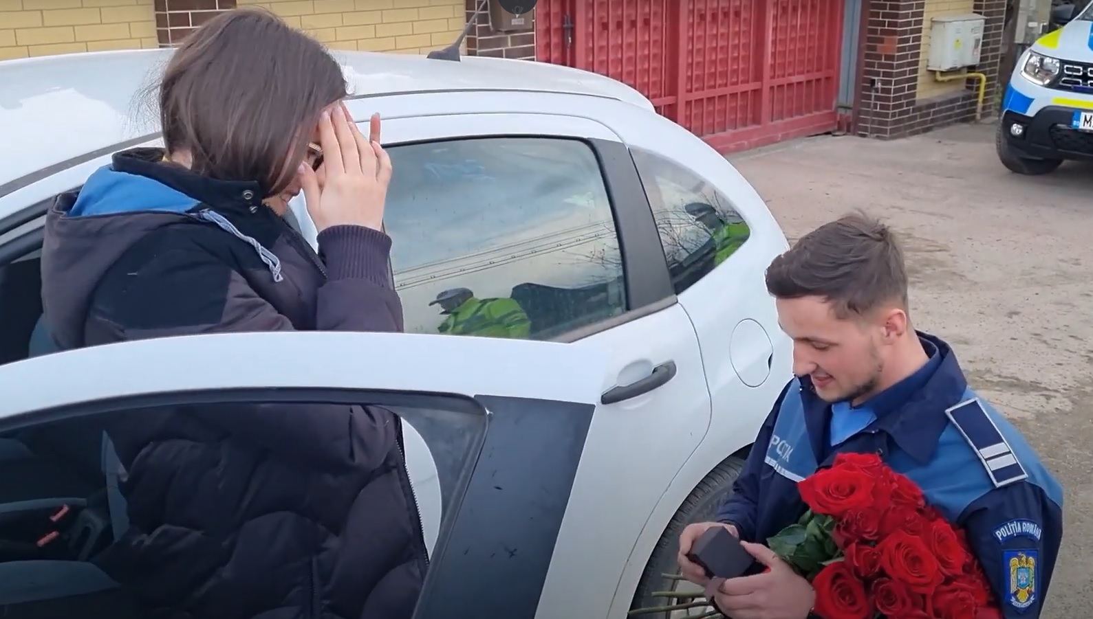 Șoferiță trasă pe dreapta, cerută în căsătorie de un polițist. Agentul avea inelul pregătit