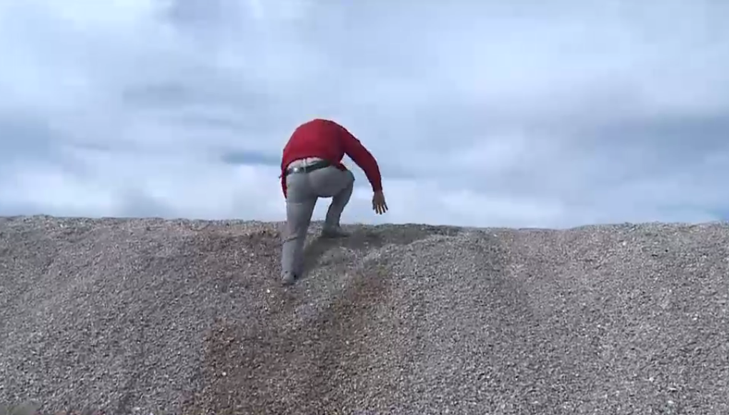 VIDEO. Dune uriașe de nisip s-au format pe plaja din Mamaia: „Turiștii la vară trebuie să vină cu scara”