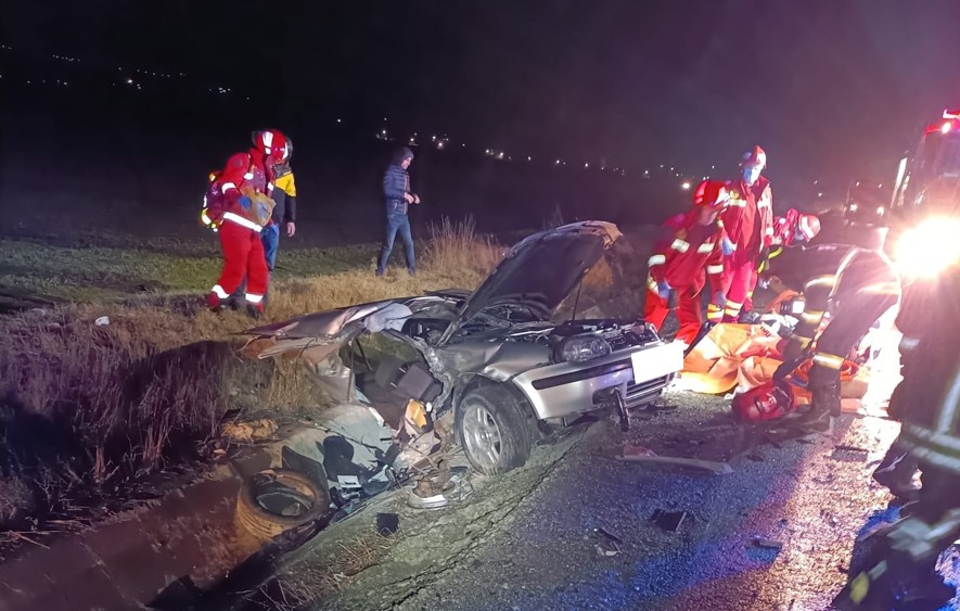 FOTO. Grav accident în județul Brașov. Două persoane au murit după impactul violent dintre 3 vehicule. O mașină s-a rupt în două