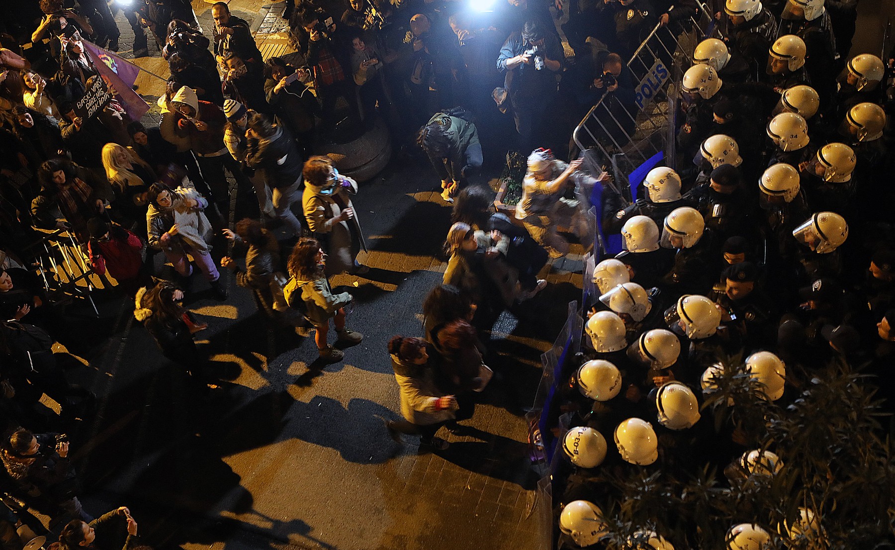 „Nu ne este frică, nu îngenunchem”. Poliția turcă a folosit spray cu piper împotriva femeilor care protestau în Istanbul de Ziua Femeii