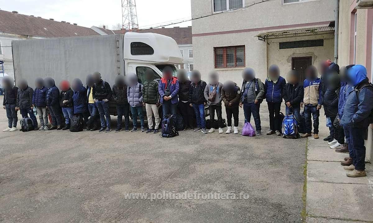 Transport de migranți cu autoutilitara. Un tânăr român a încercat să scoată ilegal din țară 25 de cetățeni străini