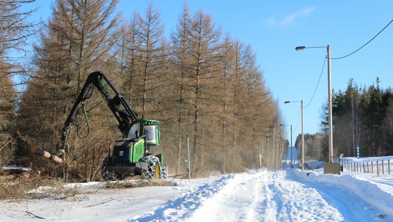 Un utilaj lucrează la ridicarea unui gard la frontiera Finlandei cu Rusia pe 28 februarie 2023.