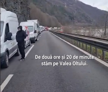 Șoferii au fost blocați în coloană ore în șir pe Valea Oltului. Drumarii au început să curețe arborii căzuți fără să anunțe la timp