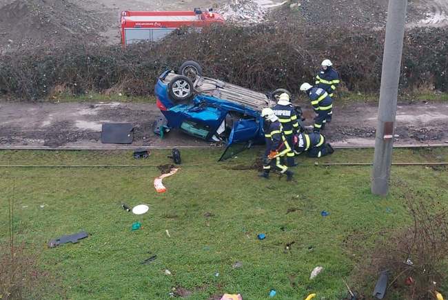 Un autoturism a căzut de pe un pasaj rutier din Arad, direct peste liniile de tramvai. Șoferul a fost rănit
