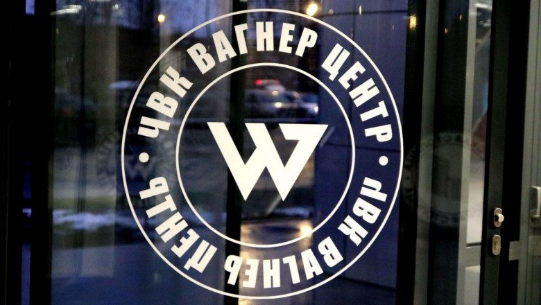 Logoul grupului de mercenari Wagner pe uşa sediului din Sankt Petersburg, fotografiat pe 30 ianuarie 2023.
