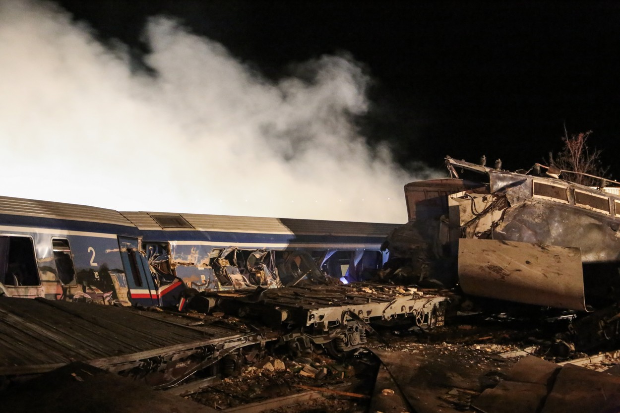 36 de morți și 85 de răniți după ce două trenuri s-au ciocnit în Grecia. Atena declară trei zile de doliu național