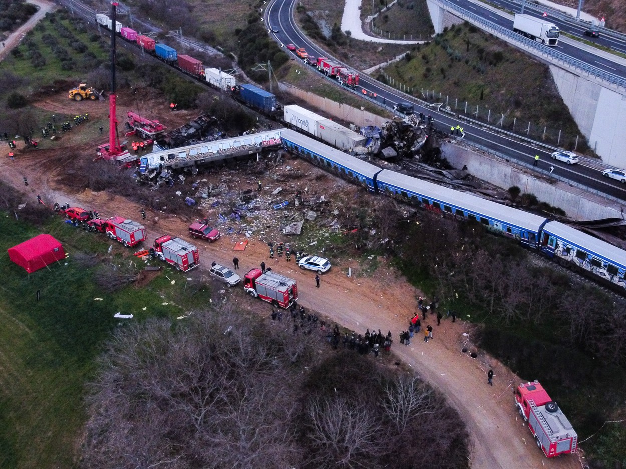 38 de morți și 85 de răniți după ce două trenuri s-au ciocnit în Grecia. Atena declară trei zile de doliu național