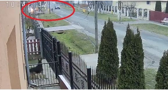 Mașină în flăcări pe marginea drumului. Primul martor a trecut nepăsător pe lângă și și-a văzut liniștit de drum