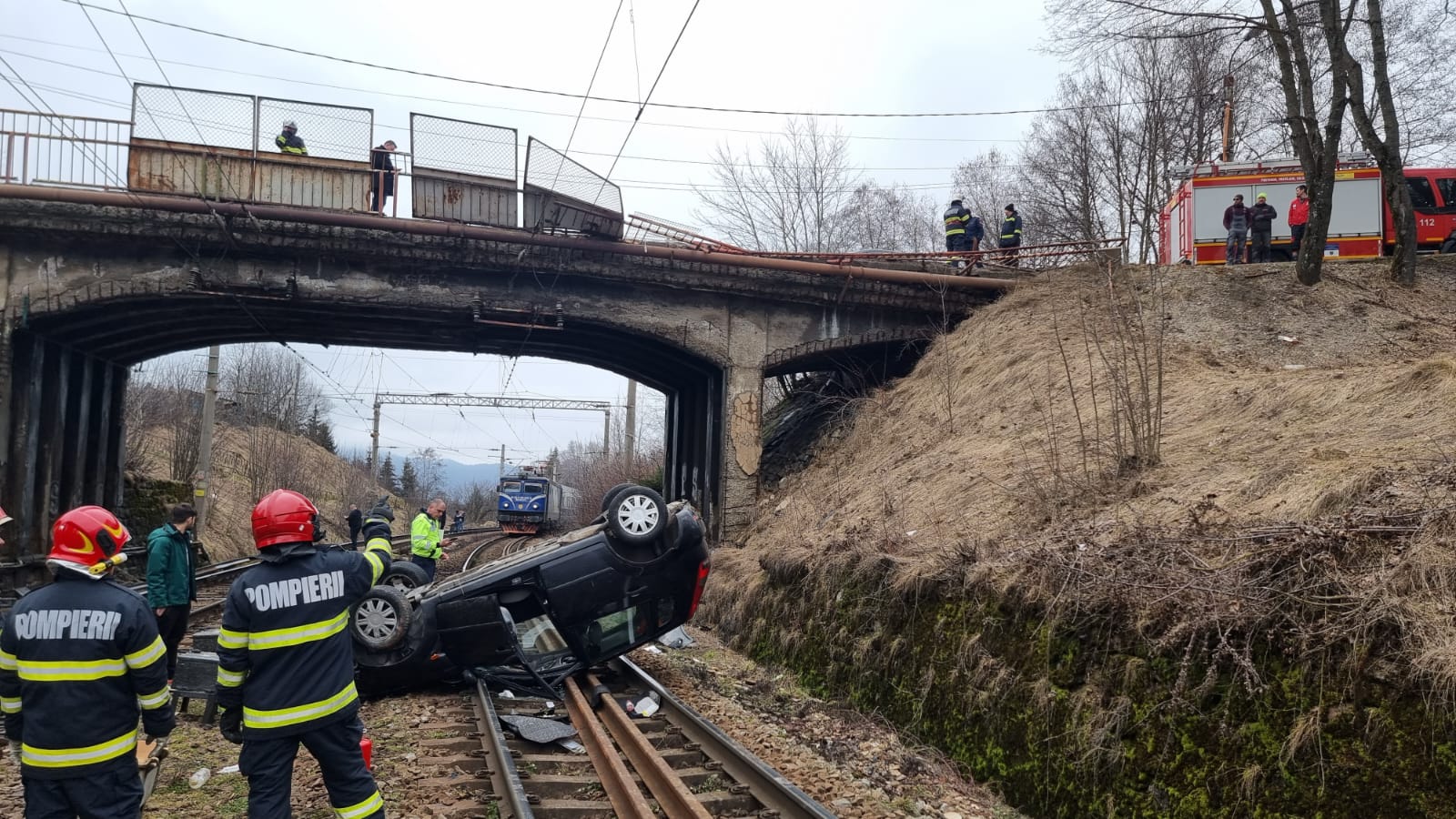Autoturism prăbușit pe calea ferată, la Predeal. Trenul Brașov-București a fost oprit pe traseu, alte patru au fost redirecționate