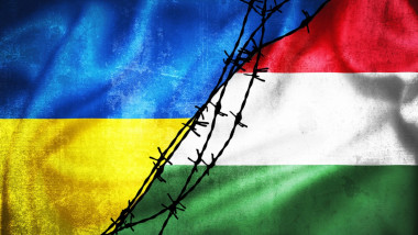 Drapelele Ucrainei și Ungariei despărțite de sârmă ghimpată.