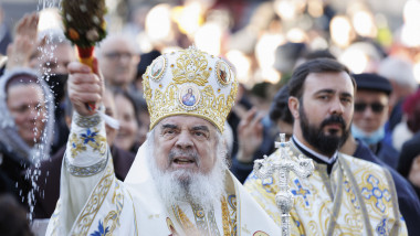 Patriarhul Bisericii Ortodoxe Romane, Daniel, stropește cu agheazmă persoanele prezente la slujba de Bobotează, la Catedrala Patriarhală din București, pe 6 ianuarie 2023.