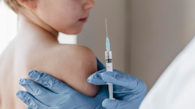 asistent medical vaccinează un copil
